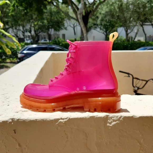 DONATING THIS WEEKEND IF NOT BOUGHT: Melissa boots size 7 for women - Picture 1 of 10